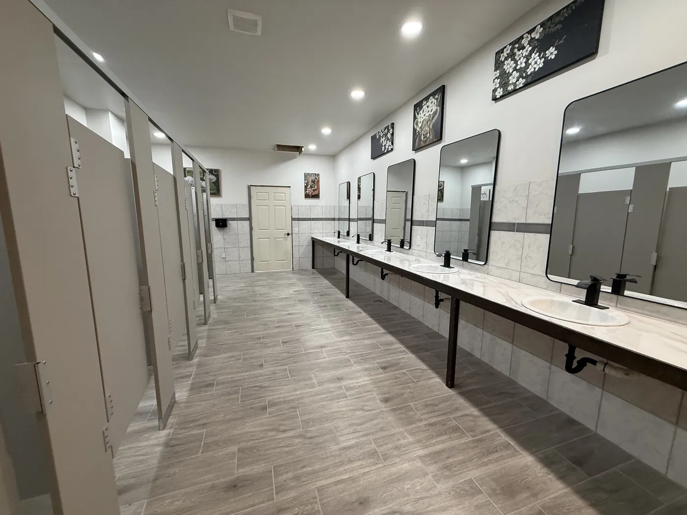Bathhouse vanities and stalls