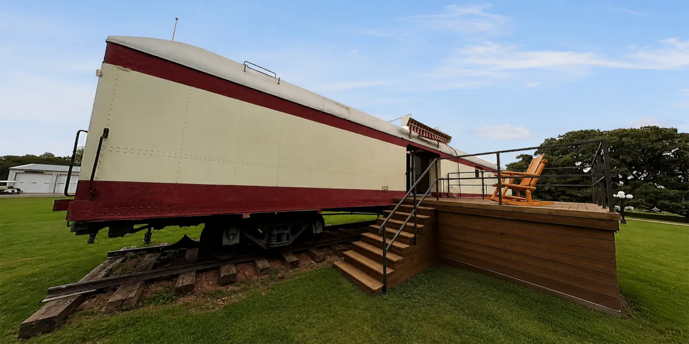 The railcar cabin with its rocking-chair deck